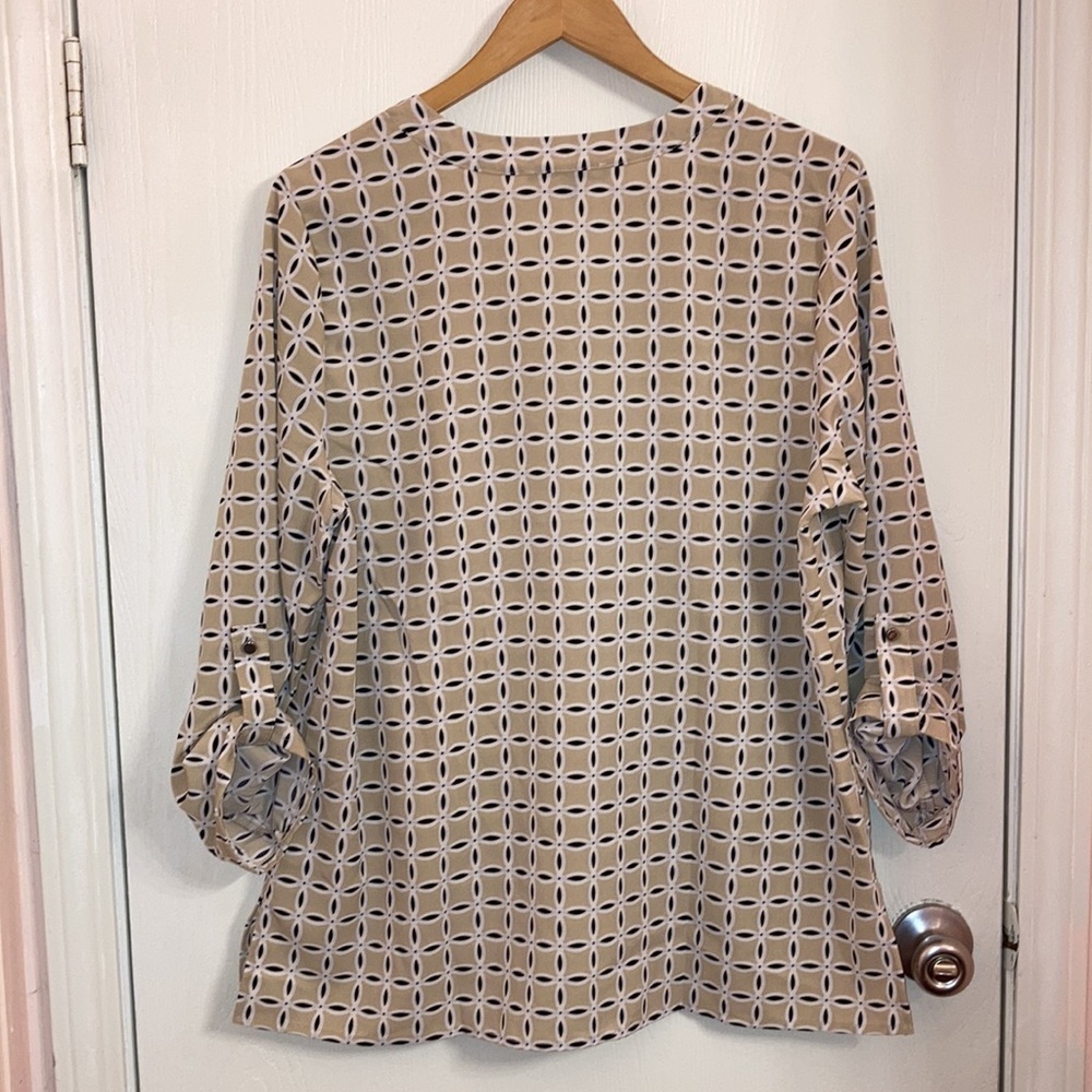 Like new Adrienne Vittadini patterned top with two zip pockets on the front - Picture 6 of 7